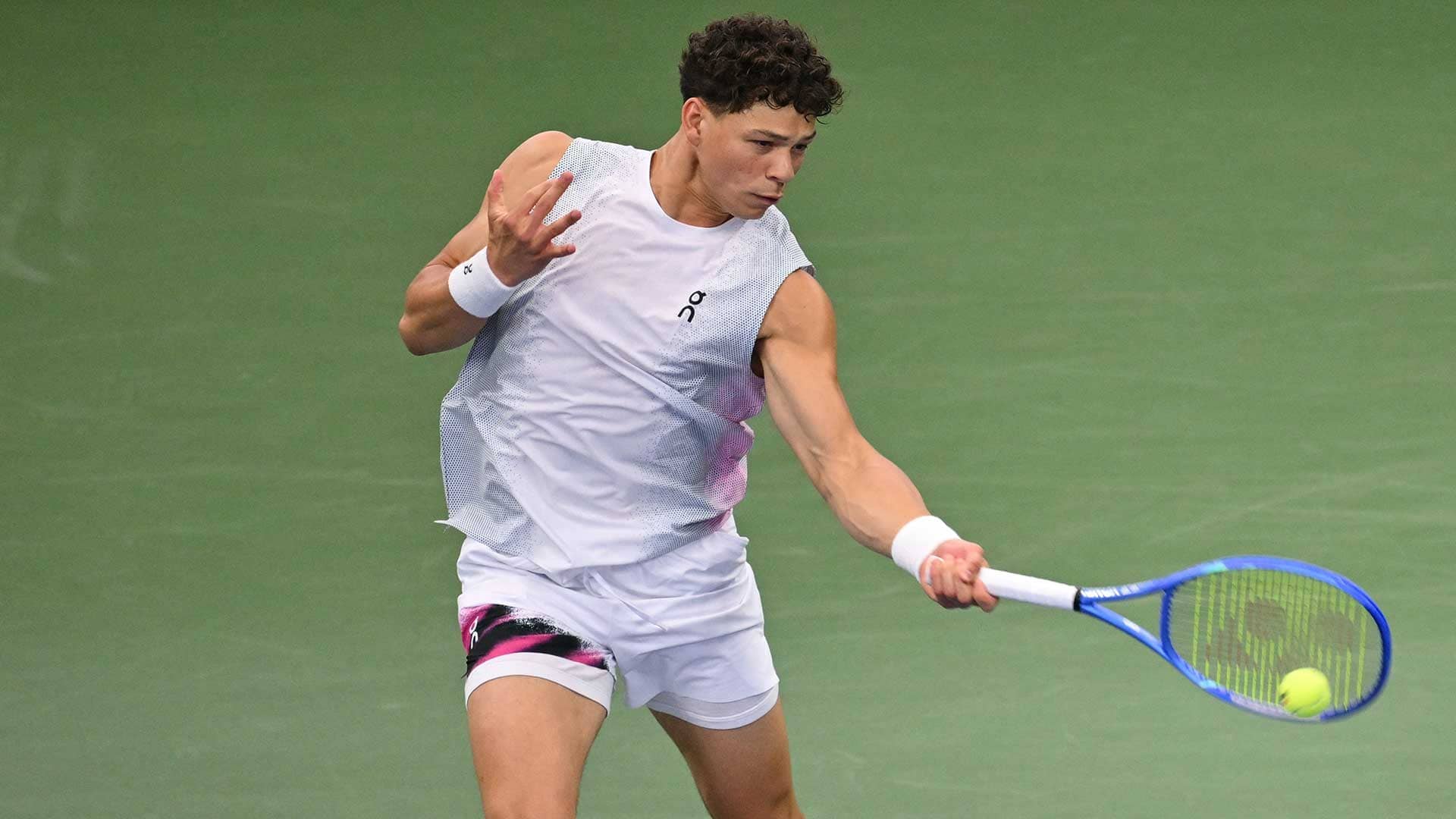 Shelton's shoulder steels for Shanghai's hard-court fire