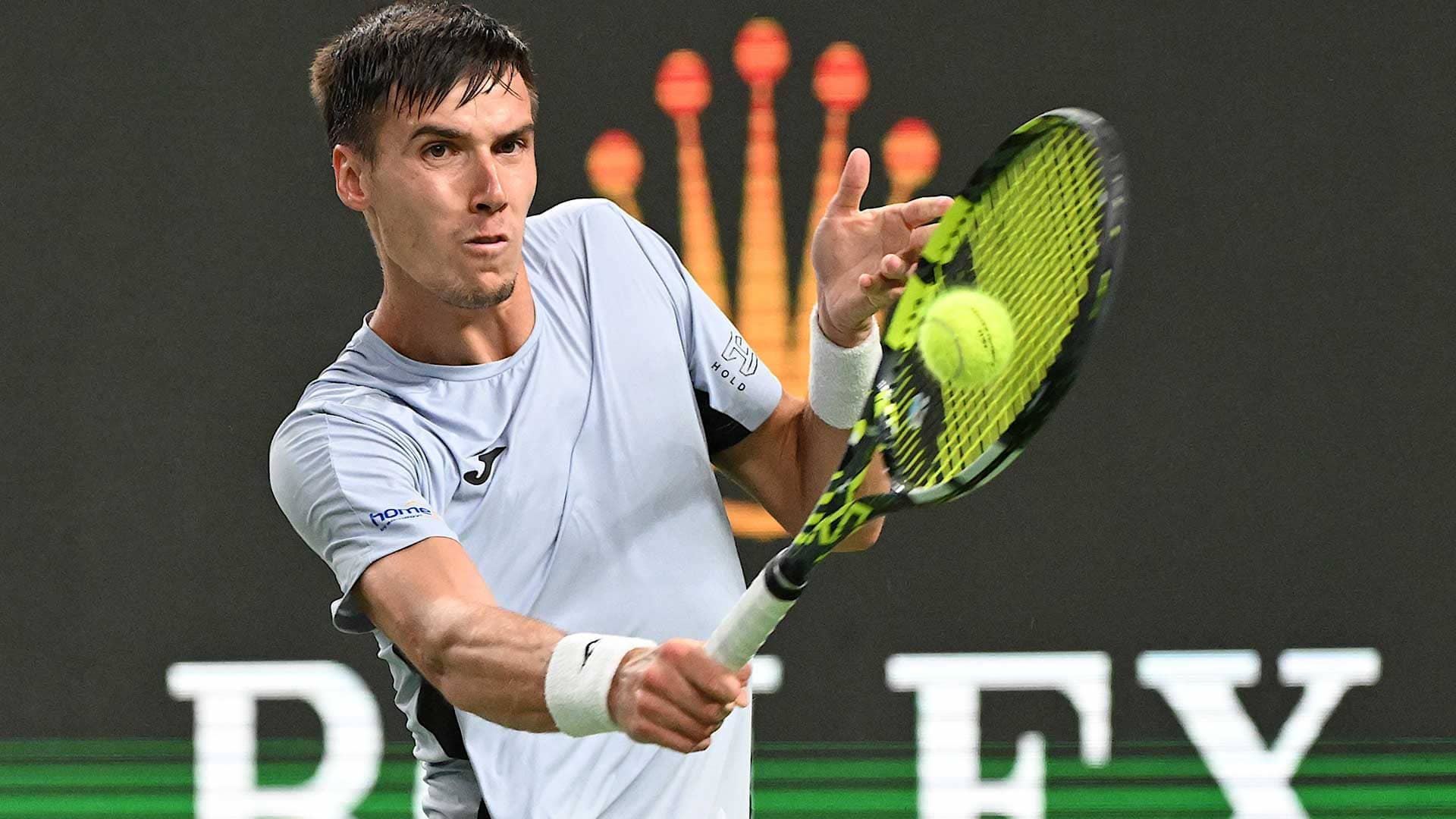 Marozsan's surge topples Wawrinka under Shanghai lights