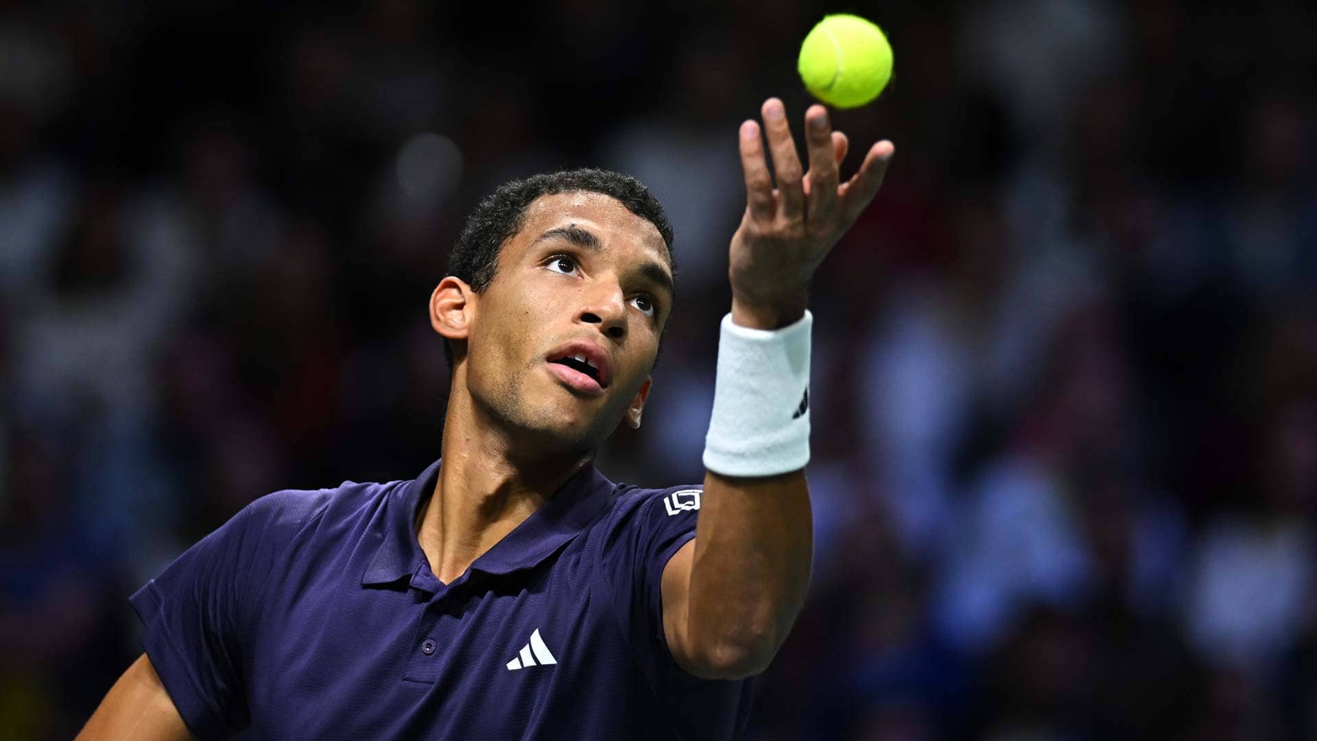 Auger-Aliassime confronts knee setback after Paris push