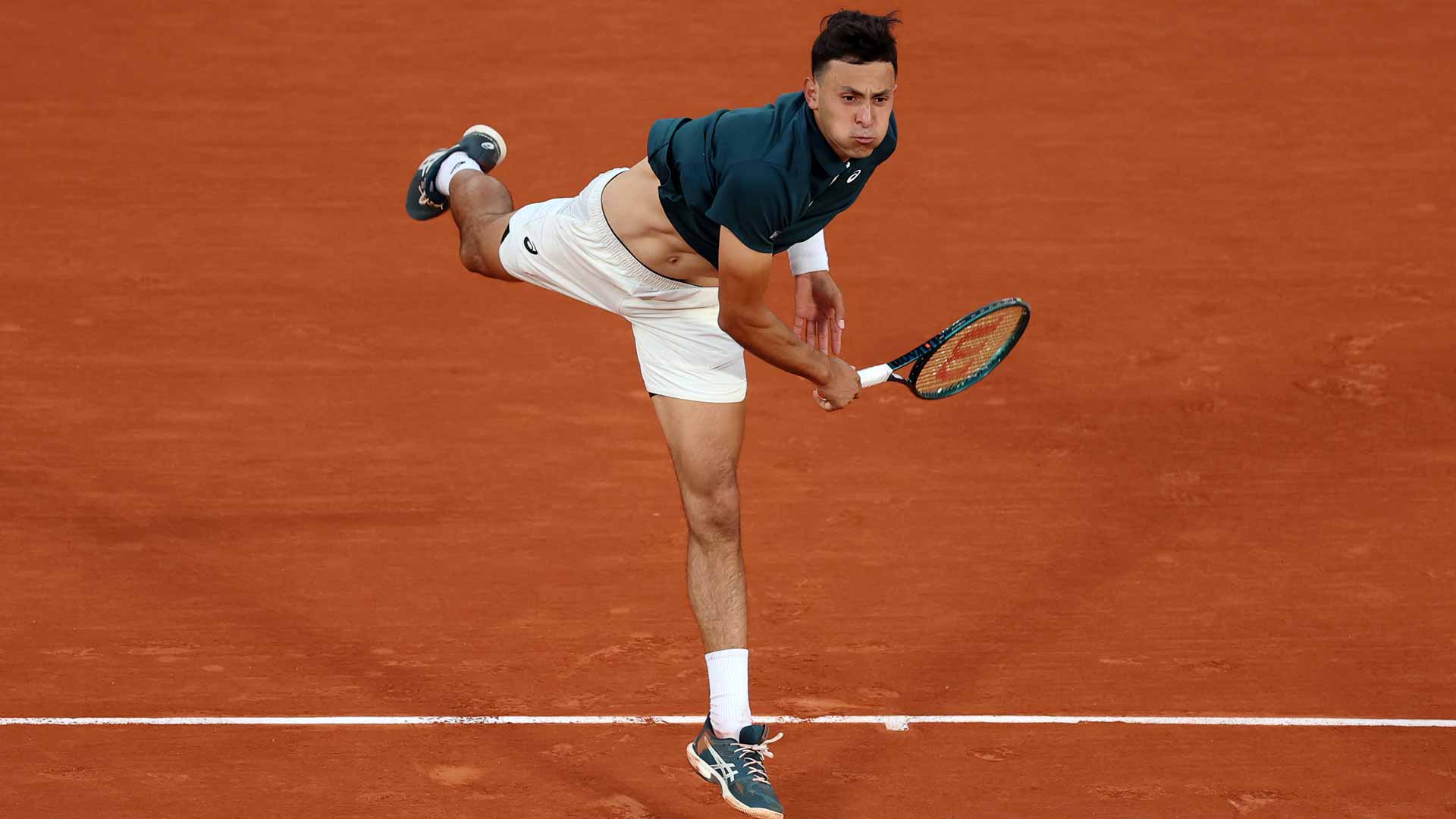 Nava chases record fifth on Montevideo clay