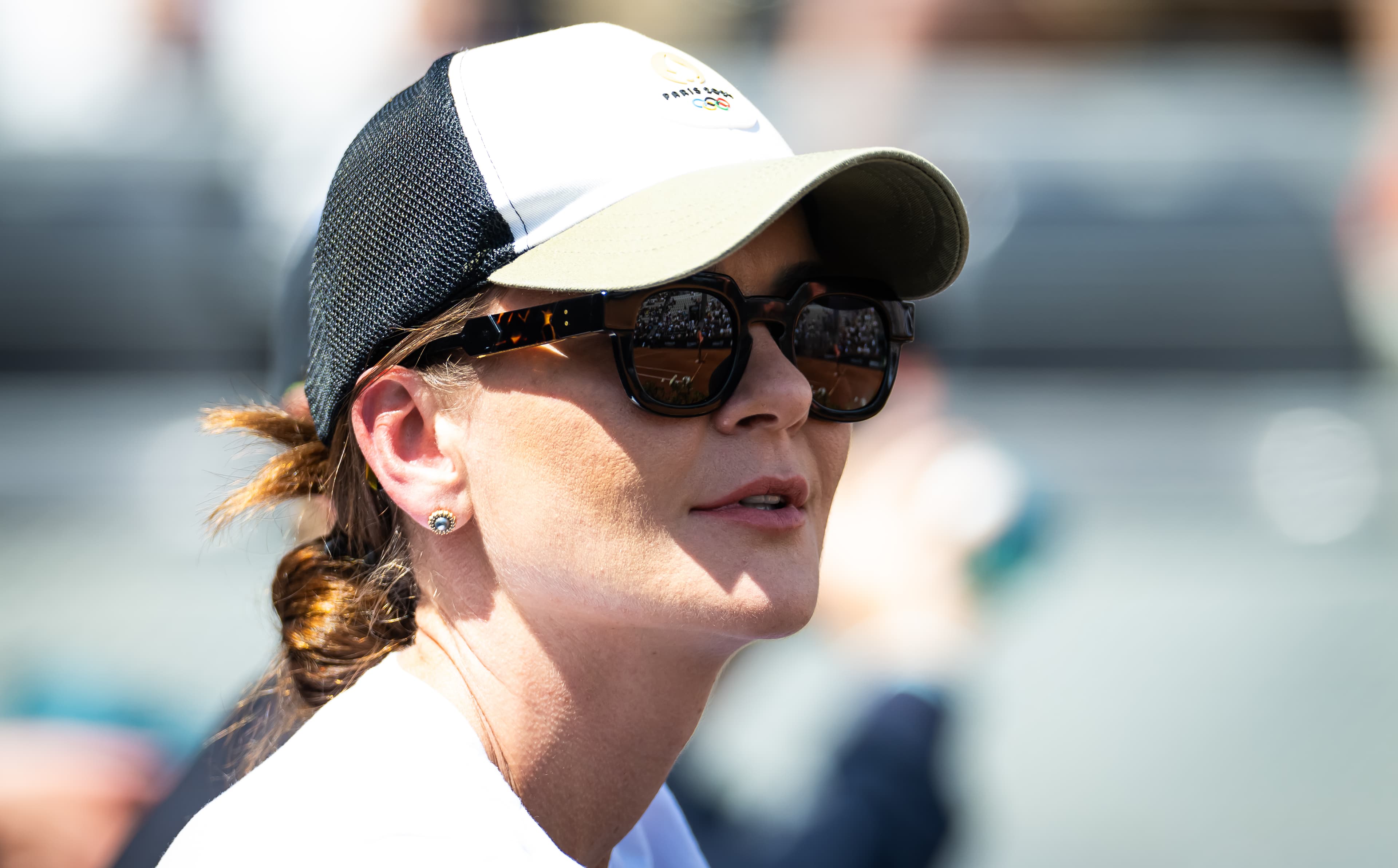 Radwanska lends calm insight to Linette's tour journey